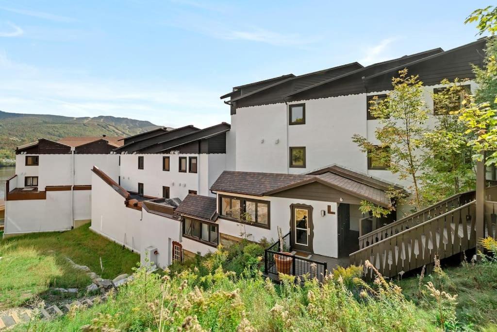 Chic Mt-Tremblant Condo With View On The Lake By Denstays Mont-Tremblant Eksteriør bilde